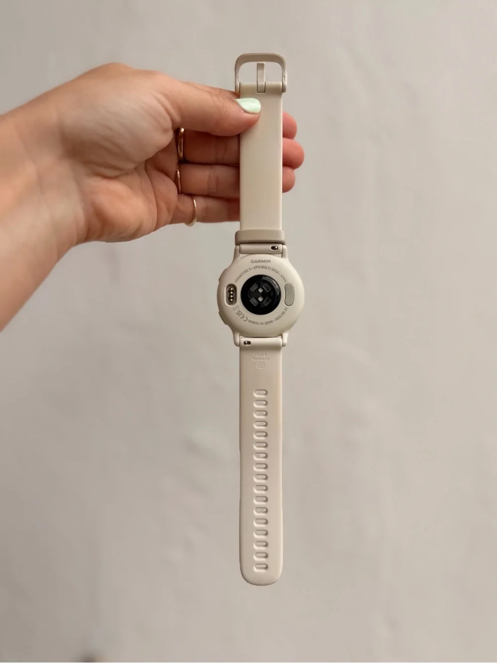 Garmin Víviactive 5 Smartwatch with Ivory Silicone Strap - Modern Wearable